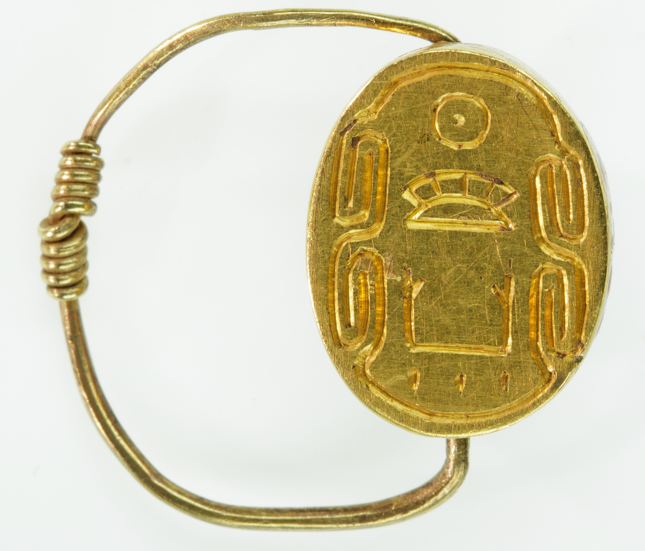 上图:古埃及第十二王朝法老辛努塞尔特三世(Senusret III,希腊人称之为Sesostris III)的圣甲虫形戒指,现藏于纽约大都会艺术博物馆。辛努塞尔特三世于荒年的第二年即位,加强了中央政权,削弱了贵族的权势和影响。