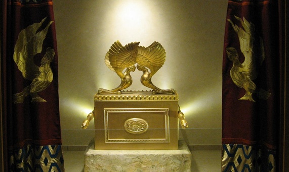上图:耶路撒冷圣殿研究所(The Temple Institute)所研制出来的约柜,,准备放到将来重建的圣殿中。这个约柜看上去设计很合理,但其实并没有「照着在山上指示你的样式」(出二十五40),把四个金环「安在柜的四脚上」(出二十五12),而是根据权威拉比的解释。这正是今天犹太教的写照:重视《他勒目 Talmud》过于重视圣经,高举拉比过于高举神。