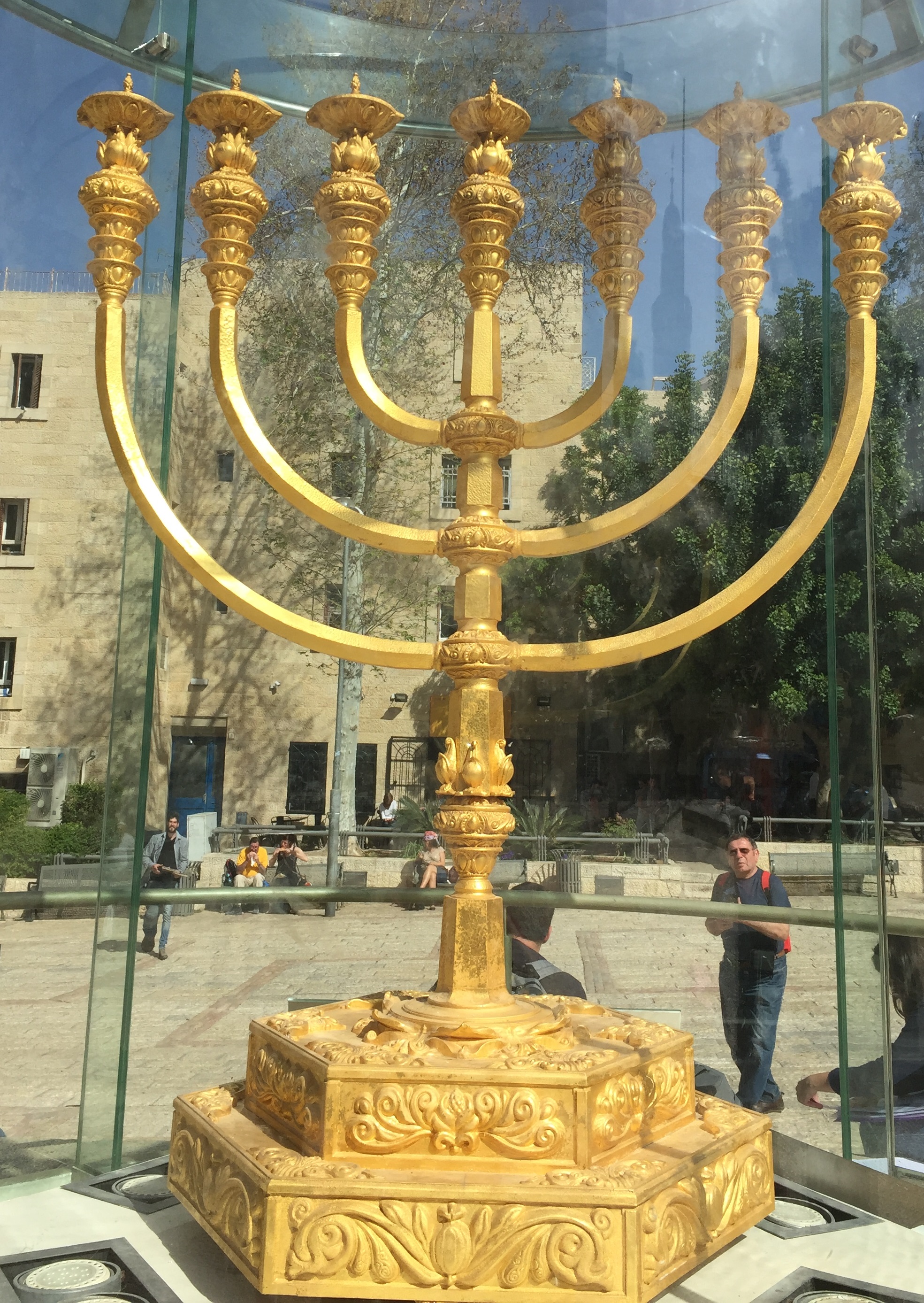 上图:耶路撒冷圣殿研究所(The Temple Institute)所研制出来的金灯台(Menorah),准备放到将来重建的圣殿中。这个金灯台重达500公斤,看上去很气派,比「一他连得」(41.04公斤,出二十五30)重得多,但其实并没有「照着在山上指示你的样式」(出二十五40),完全「用精金做一个灯台」(出二十五31),而是根据犹太拉比的解释,只用了45公斤24K黄金,掺乎了91%其他的金属。这正是今天犹太教的写照:9%根据圣经,91%根据犹太拉比的遗传。