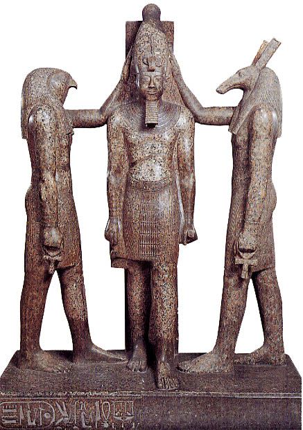 上图:古埃及神话中的荷鲁斯神(Horus)和赛特神(Set)按手在古埃及第二十王朝法老拉美西斯三世(Ramesses III,主前1186-1155年在位)的头上,给他加冕。古代中东列国的君王通常认为自己的王权来自神明,受自己所敬拜的神明委托,照管百姓和国土。因此,君王执政时带着神性,死后则成为神明。他们通常兼任立法者、执法者、祭司、军事统帅,对内保护百姓,对外掳掠扩张,用掳掠来的战利品和奴隶来减轻百姓和国家的负担。