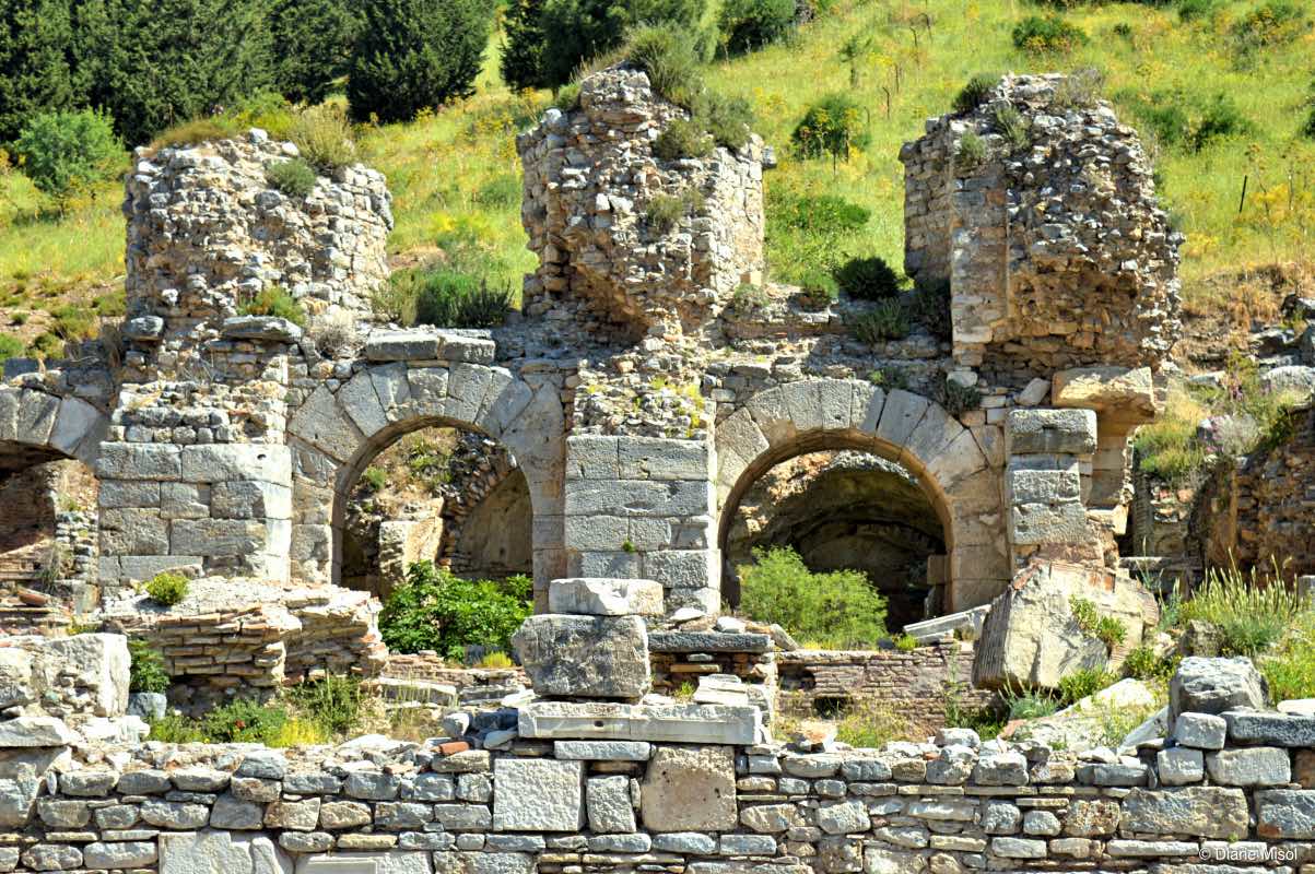 上图:以弗所公共浴室遗址。克林妥(Cerinthus,主后50-100年)是一位早期诺斯底主义异端,活跃于以弗所地区,是使徒约翰的对手。据早期教父爱任纽(Irenaeus,主后130-202年)记载,他的老师坡旅甲(Polycarp,主后69-155年,使徒约翰的门徒)说:有一天,使徒约翰到以弗所的公共浴室去洗澡,看见克林妥也在浴室里面,于是扭头便跑,对门徒们说:「我们快逃吧!不然整个浴室要倒塌下来了。因为真理的敌人克林妥就在里面。」