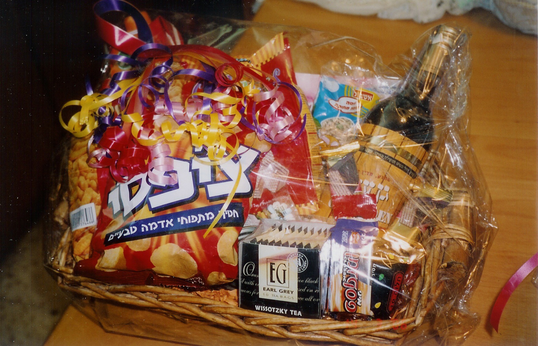 上图:普珥篮子(Mishloach manot,Purim basket),是犹太人在普珥节送人的礼物,至少要包括两种基本的食物或饮料。每一个行过成人礼( Bar and Bat Mitzvah)的犹太人都要在普珥节那天向一个以上的人送一份包含两种不同食物的礼物。