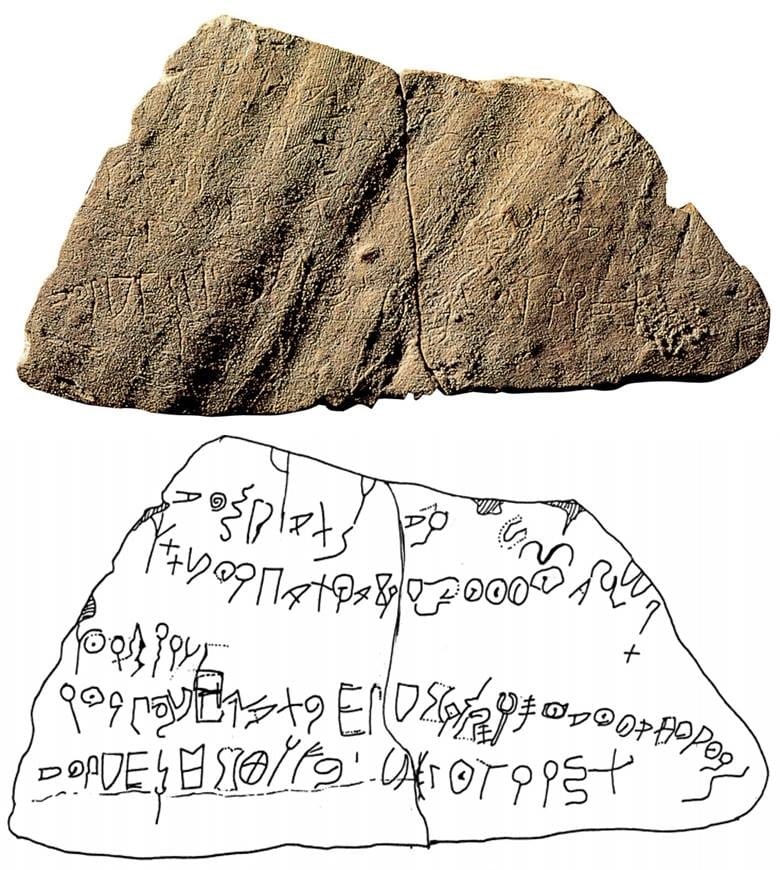 上图:1976年出土于以便以谢的主前12-11世纪陶片上的铭文(Izbet Sartah Inscriptions),上面刻有五行字母。第五行被识别为22个古代希伯来字母,但16和17个字母的排序方式是Pe-Ayin,而不是后期的Ayin-Pe排序。书写顺序也不是从右到左,而是从左到右。《耶利米哀歌》二-四章字母离合体的第16、17个字母颠倒了正常的Ayin-Pe顺序,可能就是采用这种更古老的Pe-Ayin排序。